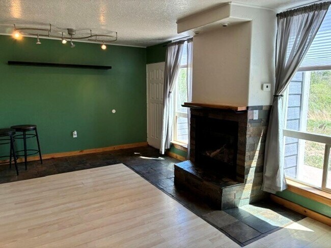 Building Photo - 340 Straight Creek Dr