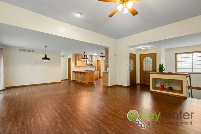 Building Photo - Beautiful 4 bed/3 bath with golf course vi...