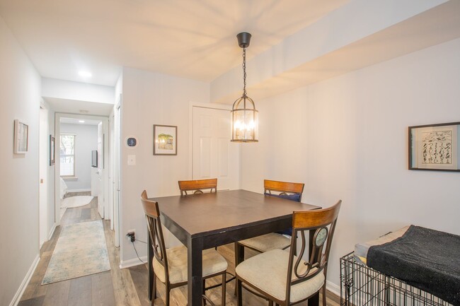 Building Photo - Charming 1 BR/1 BA Condo in Capitol Hill!