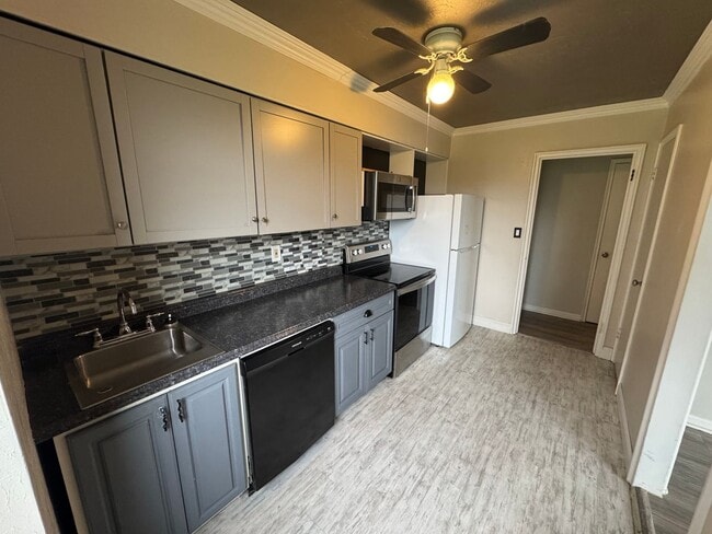 Building Photo - Beautiful 2-Bedroom 2-Bathroom 1st Floor Gold Coast Condo