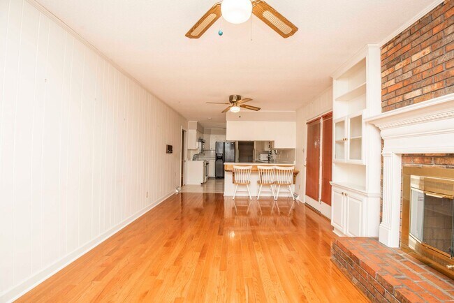 Building Photo - Halls 37938 - 4 bedroom, bath home with 4 garage spaces - Call Susan Niedergeses 865-300-4722