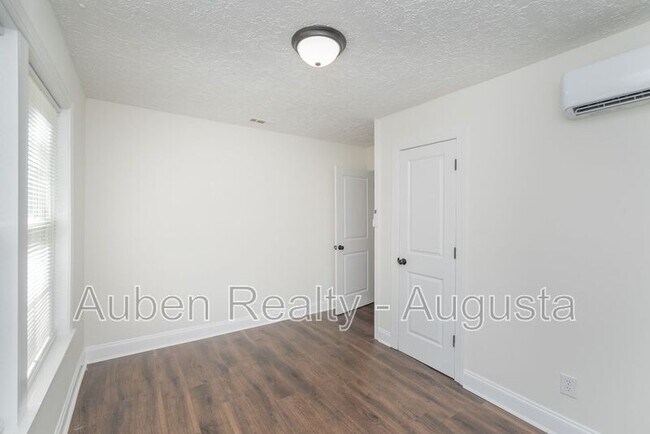 Building Photo - 2524 Rhodes Dr