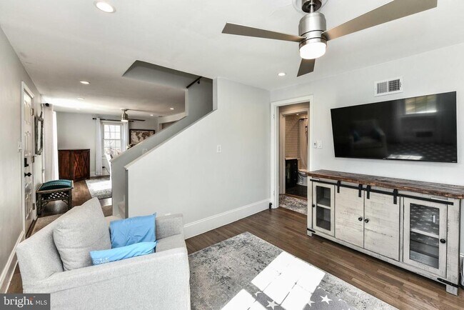 Building Photo - 7308 Poplar Ct