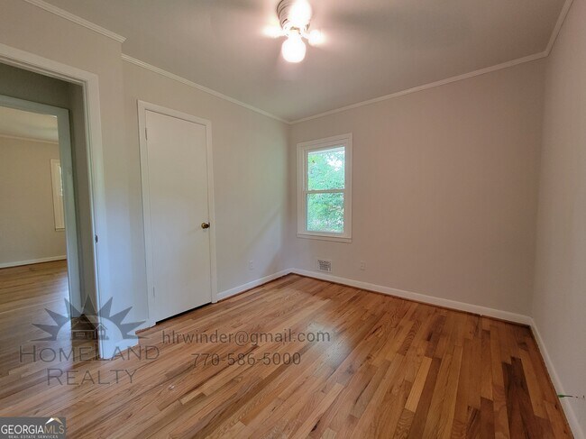 Building Photo - 432 Lakeview Dr SW