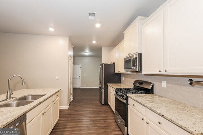Building Photo - 3949 Lake Manor Way