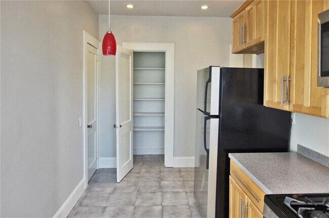 Building Photo - 425 10th St NE