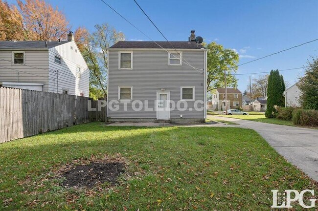 Building Photo - 606 W Poinsetta Ave