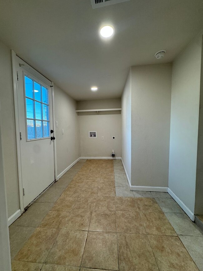 Building Photo - Located in Southlawn!!! 3/2 CH/A