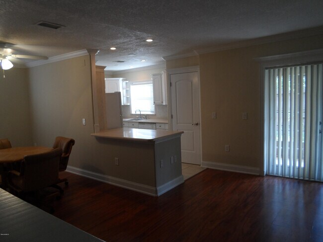 Building Photo - 255 Spring Dr