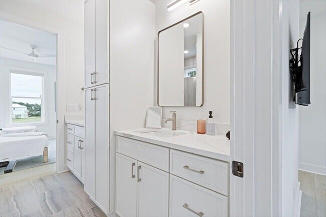 Building Photo - 68 Sarah St