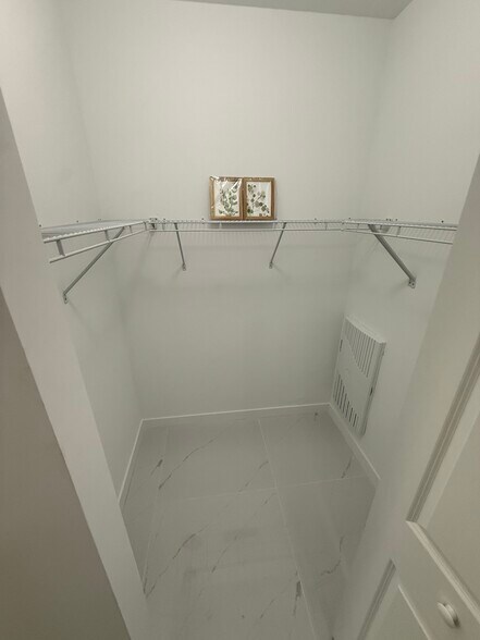 Building Photo - 810 SW 71st Ave
