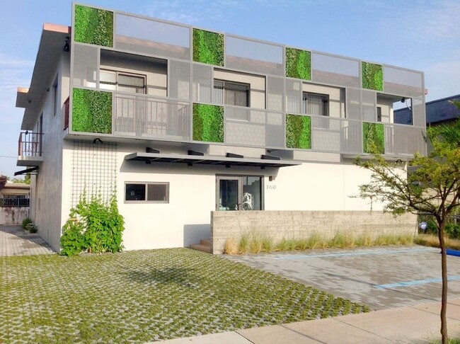 Building Photo - 1960 SW 27th Ave