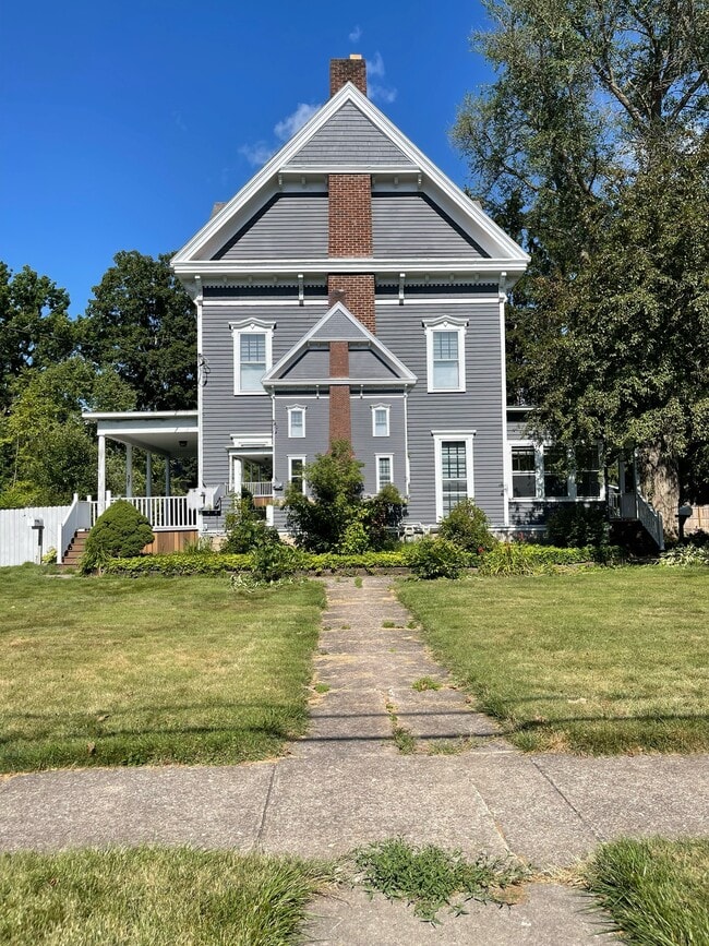 Building Photo - 323 Broad St