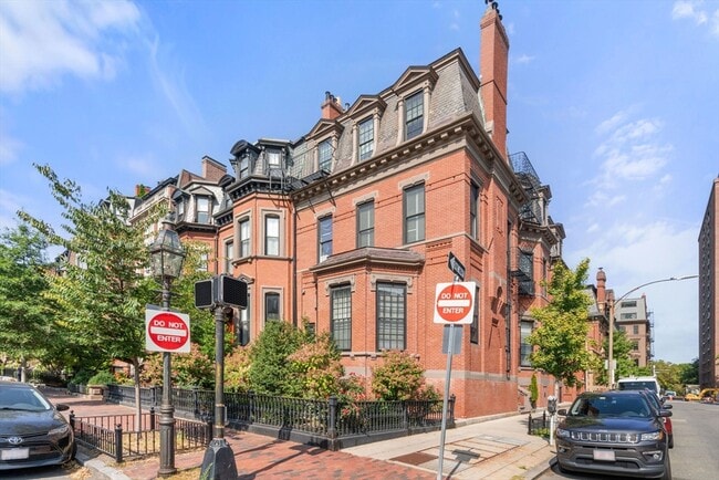 Building Photo - 103 Marlborough St