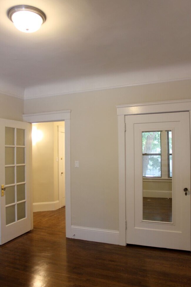 Building Photo - Parking! 2BR. Private Patio!  DISHWASHER! On-Site LAUNDRY! HARDWOOD!
