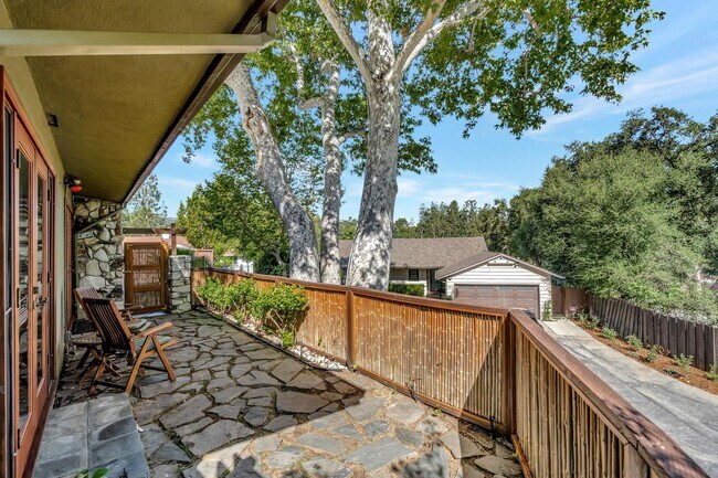 Building Photo - HOLIDAY SPECIAL***2 WEEKS FREE** 3 Bed/2 Bath Oasis in Royal Woods - Available Now