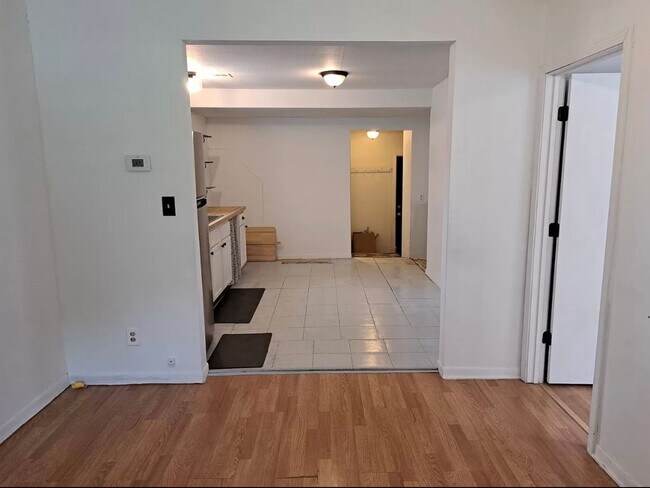 Building Photo - $895 - 2 bed 1 bath - Single Family Home
