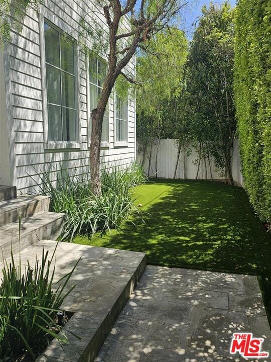 Building Photo - 580 N Kenter Ave