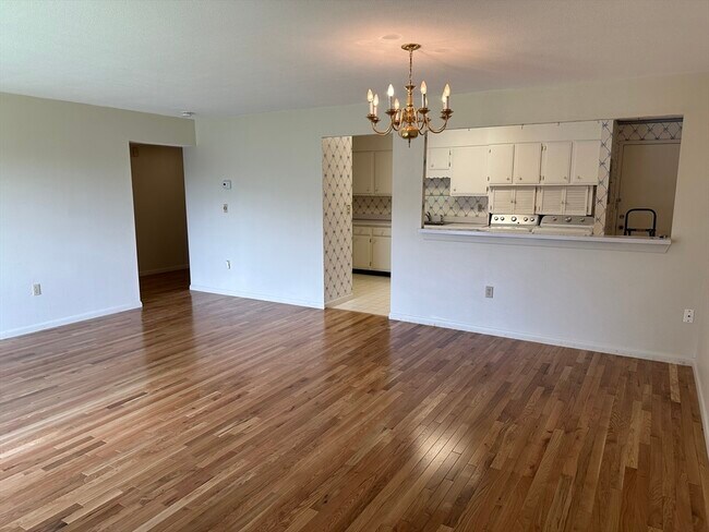 Building Photo - 402 Paradise Rd