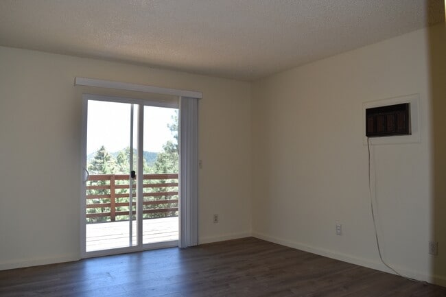 Building Photo - 6011 W Oak Ridge
