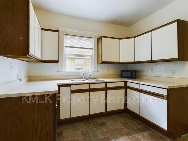Building Photo - 695 Kling St