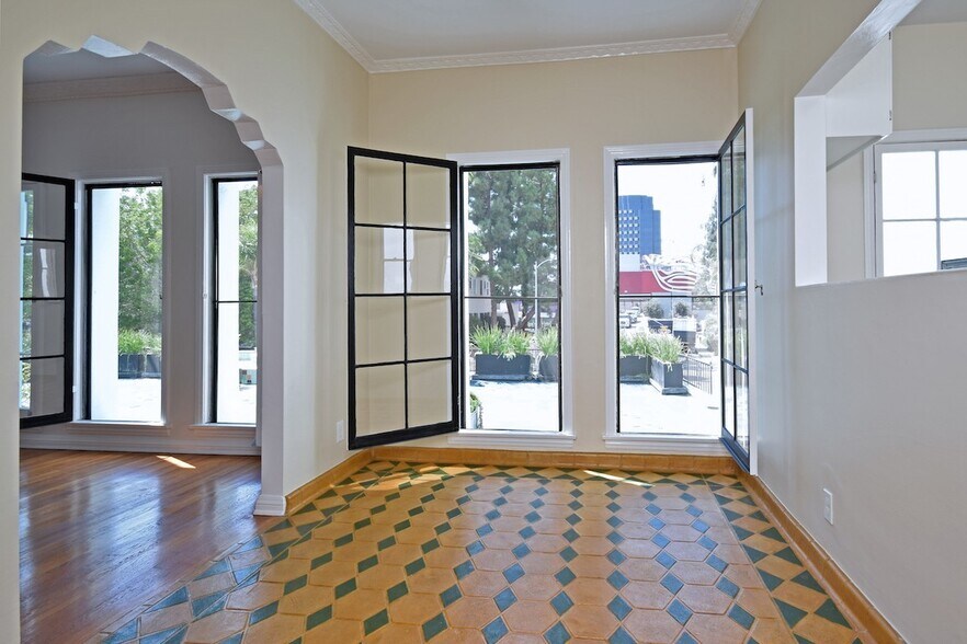 Building Photo - 724 S Genesee Ave