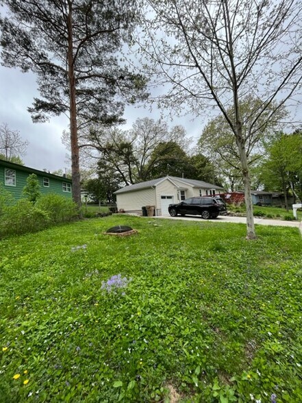 Building Photo - 122 N Kenosha Dr