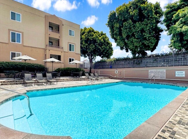Building Photo - SD: Bright 2BD/2BA Condo in UTC with Community Pool, Gym & Reserved Parking