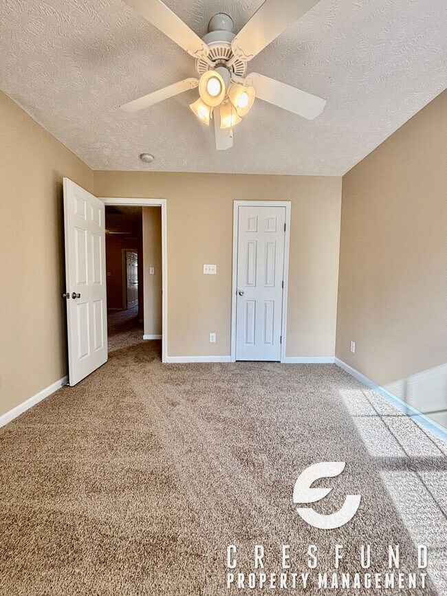 Building Photo - Spacious 3 Bed 2.5 Bath Townhouse - AVAILABLE FOR MOVE IN NOW!