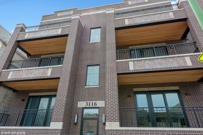 Building Photo - Condo Quality 3,400 SF Duplex Down in Roscoe Village, Pet Friendly Available August 1st