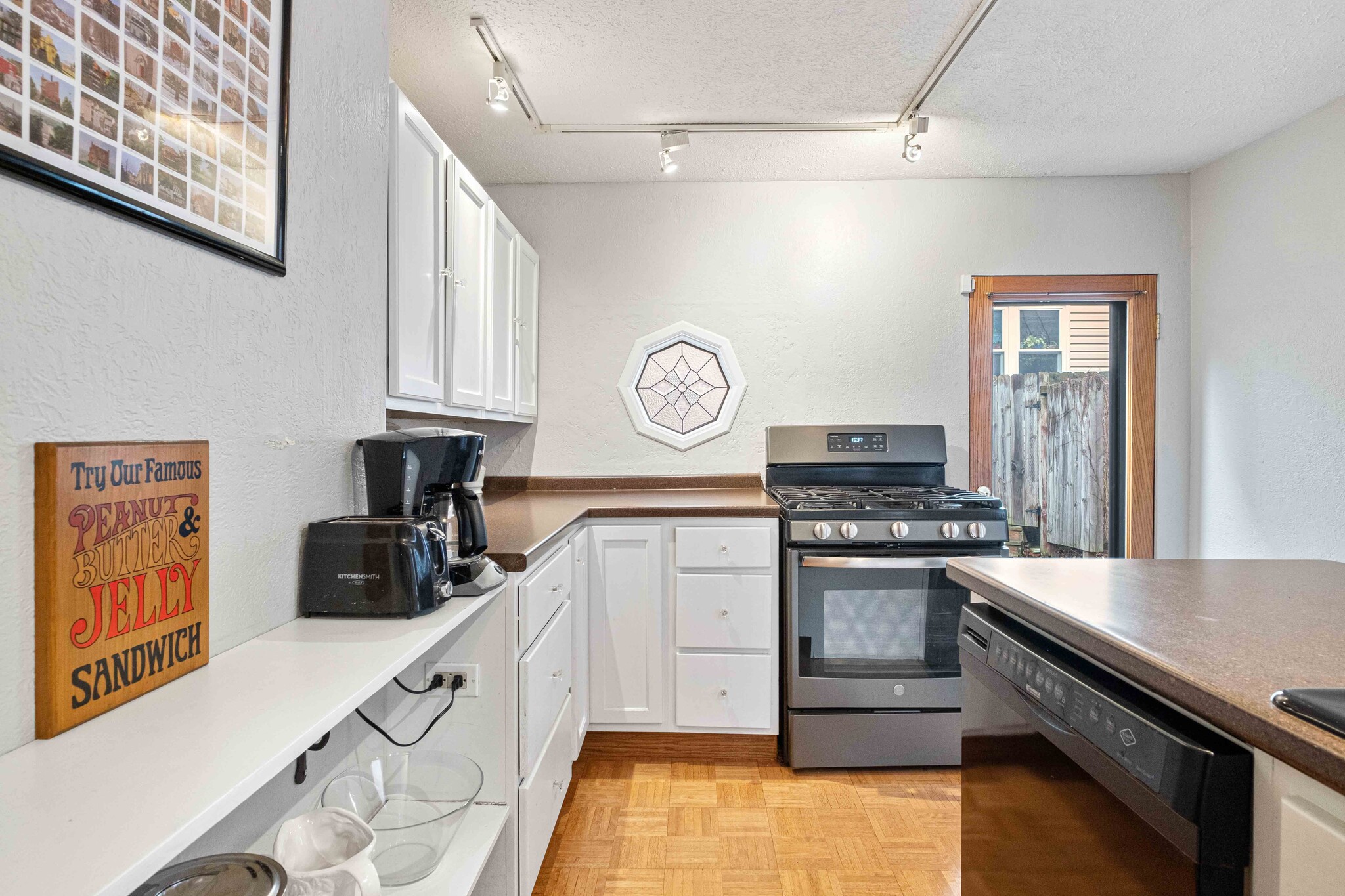 Building Photo - 218 W North Ave