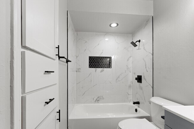 Building Photo - 1304 Pinewood Ct