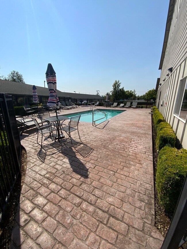 Building Photo - Holiday Move-in Special! Modern 2B, 2Ba Condo in Exclusive Gated Community!