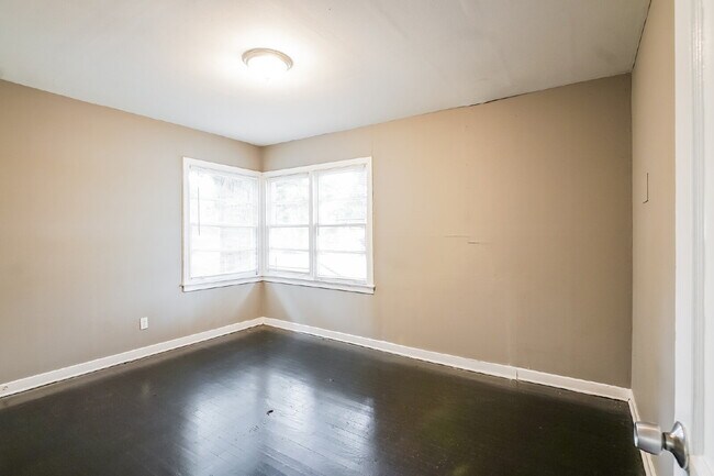 Building Photo - ***** ONE MONTH FREE RENT *****  Recently Remodeled Clean Home for Immediate Move-In Voucher Frie...