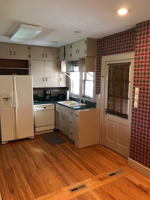 Building Photo - COMING SOON! Maryville 37801 - 3 bedroom, ...