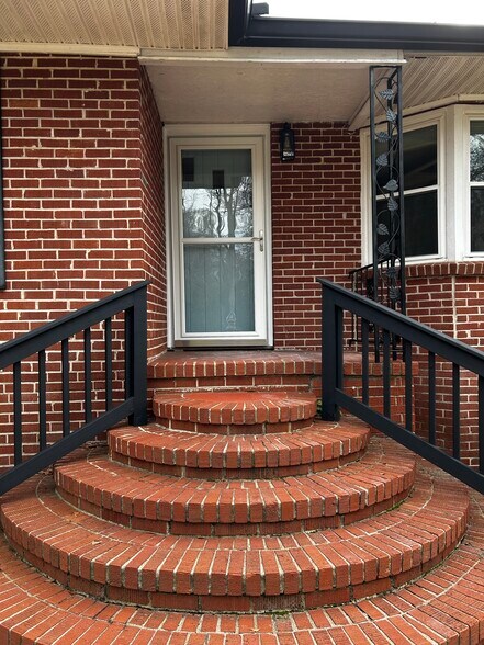 Primary Photo - 102 Church St