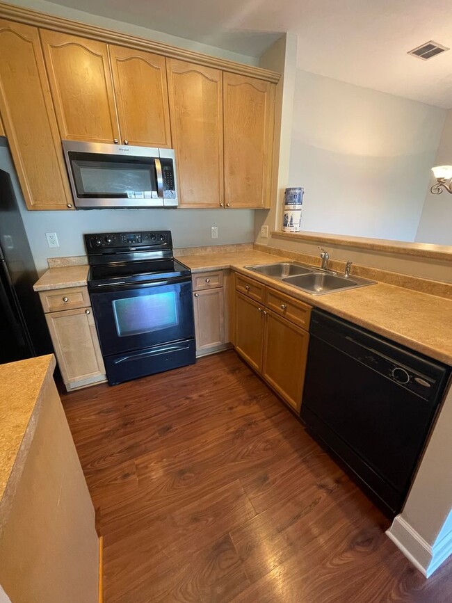 Building Photo - Move In Ready! Great 2 Bedroom 1 Bath Condo