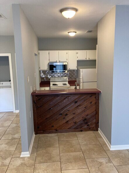 Building Photo - 13715 Kenner Ave