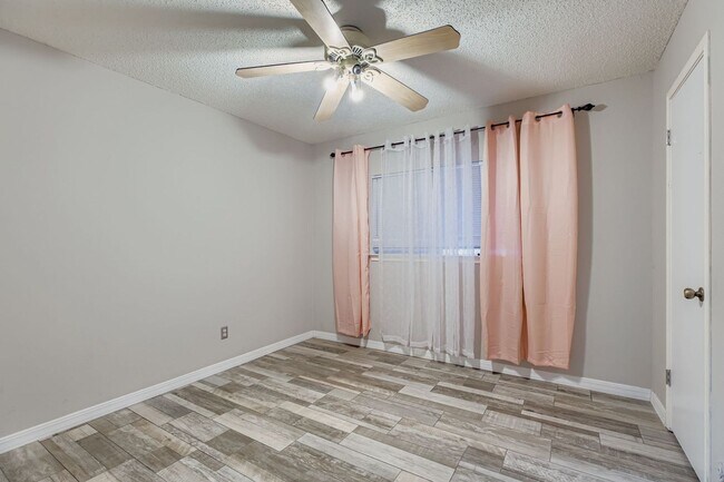 Building Photo - Stunning 3 bedroom home with Easy access t...