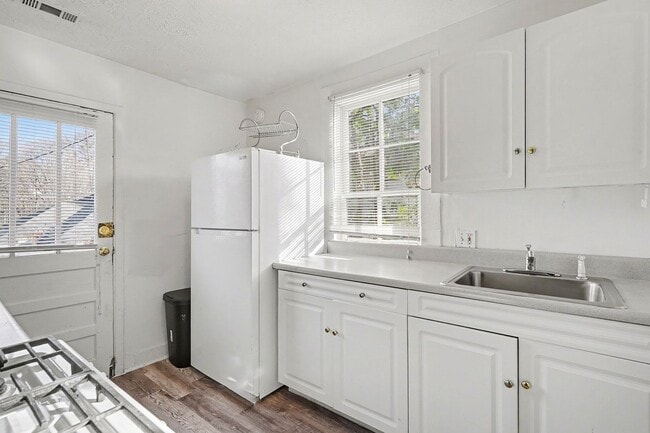 Building Photo - 1BR/1BA Carriage House in the Heart of Midtown!