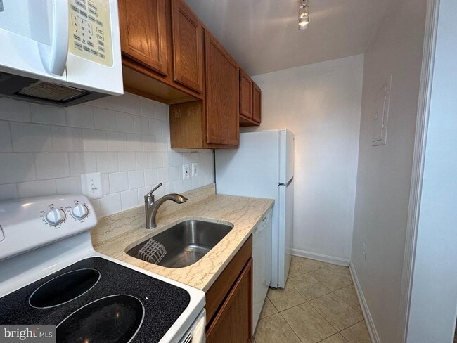 Building Photo - 1816 Queens Ln