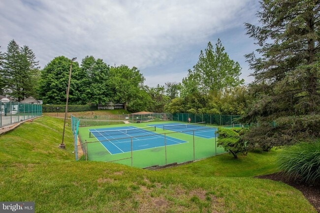Building Photo - 1640 Oakwood Dr