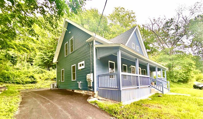 Building Photo - 1592 Main St