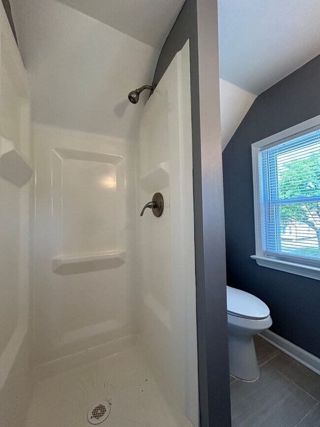 Building Photo - Spacious 3-Bedroom, 2-Bath House in South Euclid