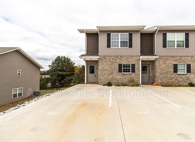 Building Photo - 916 Warrior Hill Dr