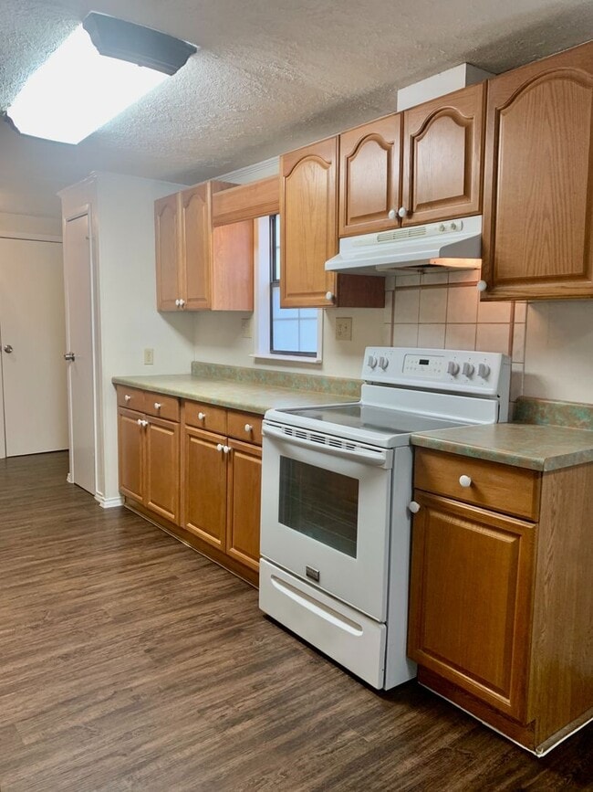 Building Photo - Spacious updated 3 bedroom, 2 bathroom hom...