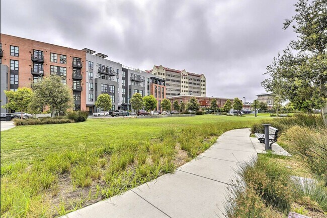 Building Photo - COMING SOON!!! BEAUTIFUL 1BD/1BA CONDO IN EMERYVILLE CA