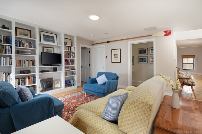 Building Photo - 31 Sharon Rd