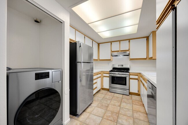 Building Photo - 16540 Graystone Dr. #126