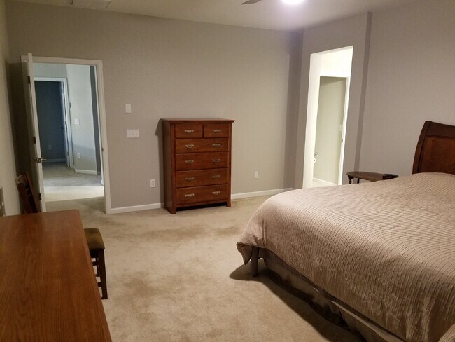 Building Photo - Gorgeous 4-Bed 3.5-Bath Home in Dayton Triangle!